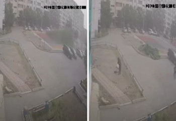 Қарағандыда жел балалар ойнап жүрген алаңдағы жабындыны ұшырып әкетті (видео)