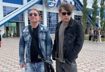 Би-2 прилетели в Семей, несмотря на отмену концерта. Будет ли выступление Левы и Шуры?