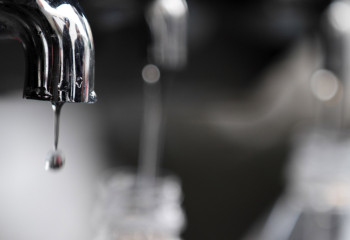 «Су құбыры бар, бірақ су жоқ». Сенатор Үкімет жұмысын сынады