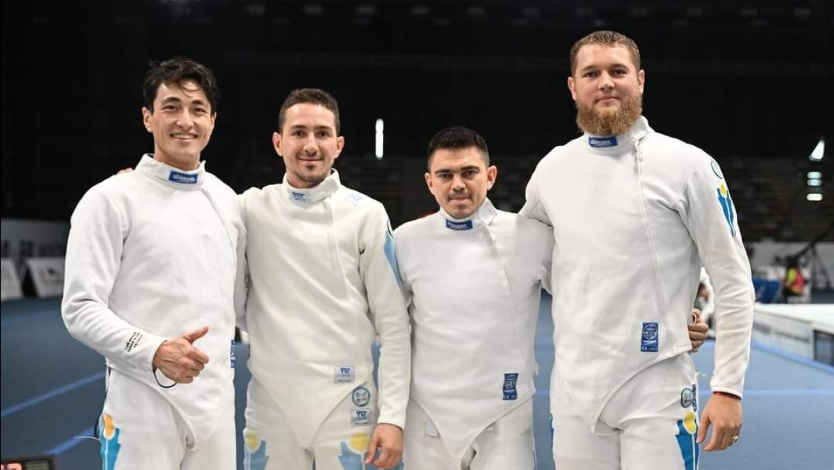Сборная Казахстана по фехтованию стала серебряным призером чемпионата Азии
