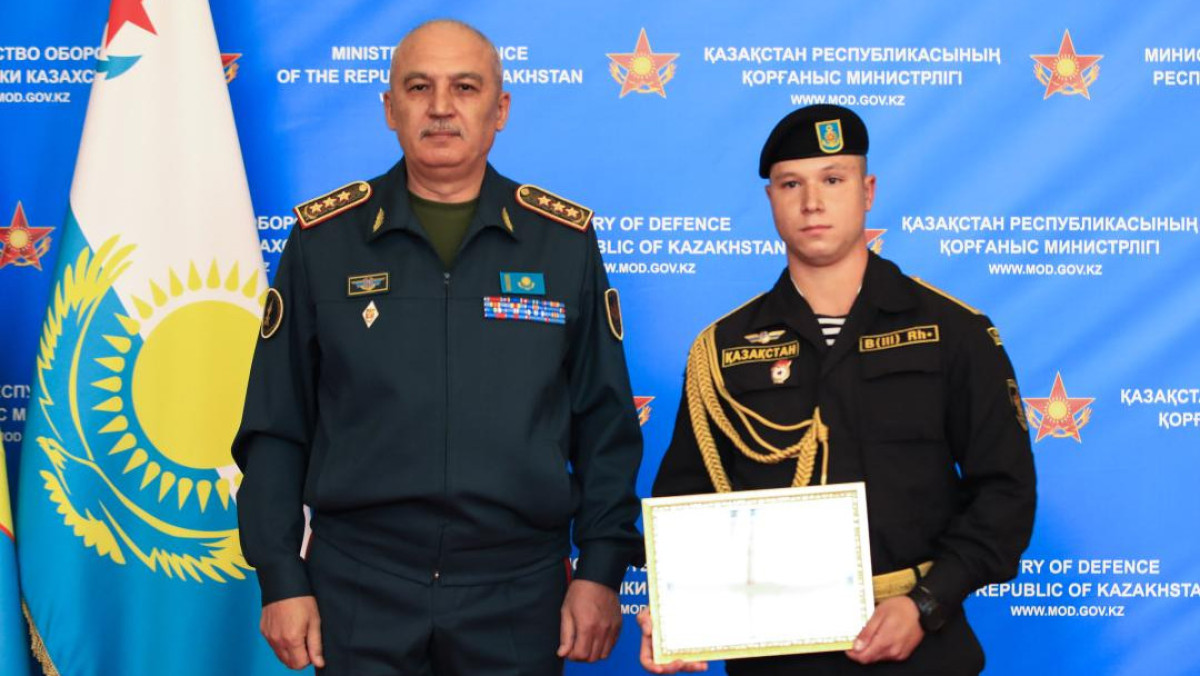 Отличникам боевой подготовки министр обороны лично вручил сертификаты на гранты в вузах
