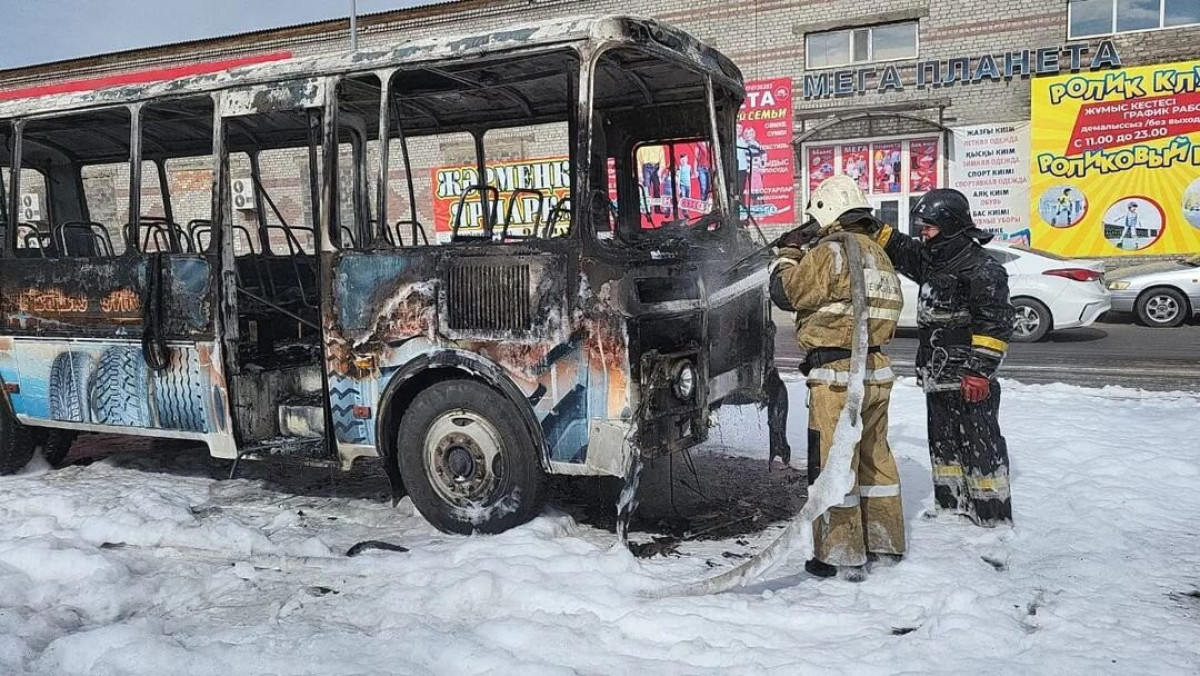 В Семее сгорел пассажирский автобус