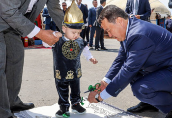 Әлихан Смайылов маңғыстаулық кішкентай Әлиханның тұсауын кесті