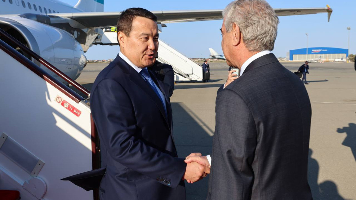 Премьер-Министр РК Алихан Смаилов прибыл с официальным визитом в Азербайджанскую Республику.