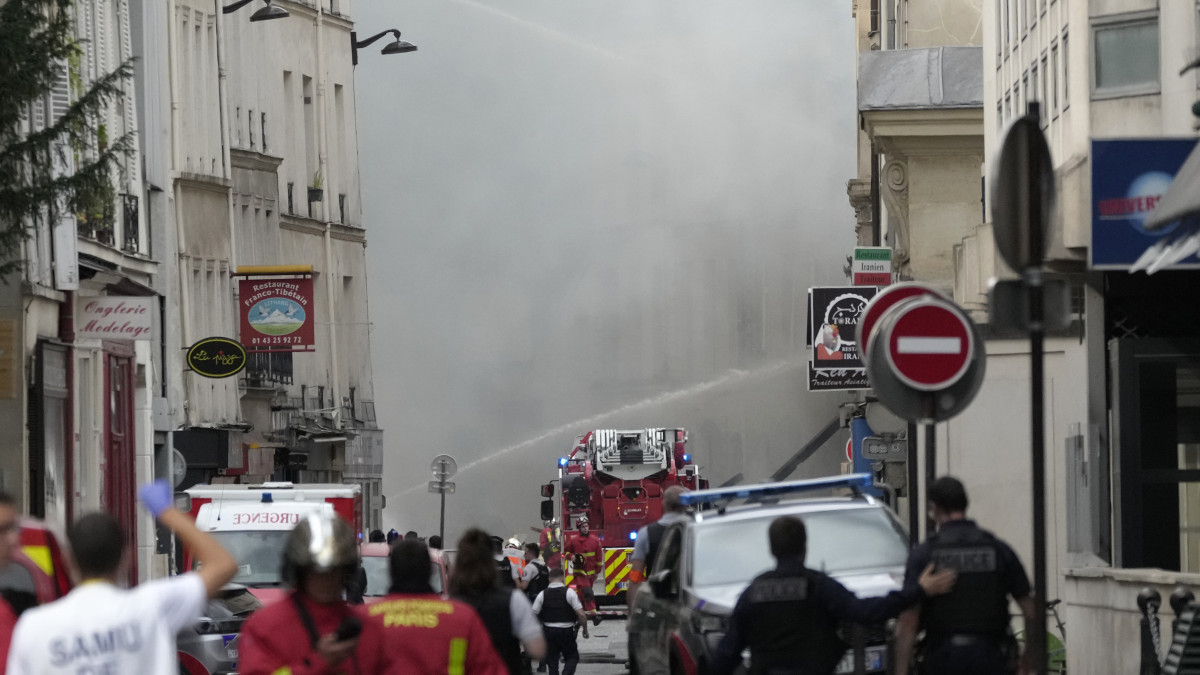 Несколько человек ранены в результате взрыва здания в центре Парижа
