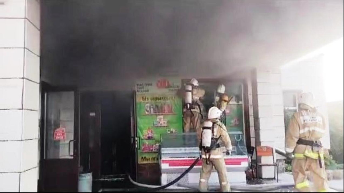 Из-за пожара в продуктовом магазине эвакуировали 30 человек в Усть-Каменогорске
