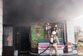 Из-за пожара в продуктовом магазине эвакуировали 30 человек в Усть-Каменогорске