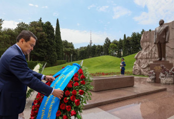 Prime Minister Alikhan Smailov lays flowers at grave of Heydar Aliyev