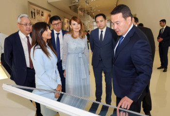 Әлихан Смайылов Бакудегі Гейдар Әлиев орталығына барды