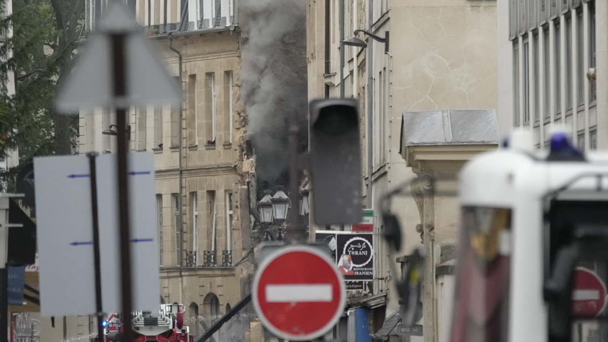  ©AP/Christophe ENA 