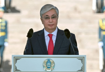 Президент мемлекеттік қызметшілер мен полицияны құттықтады