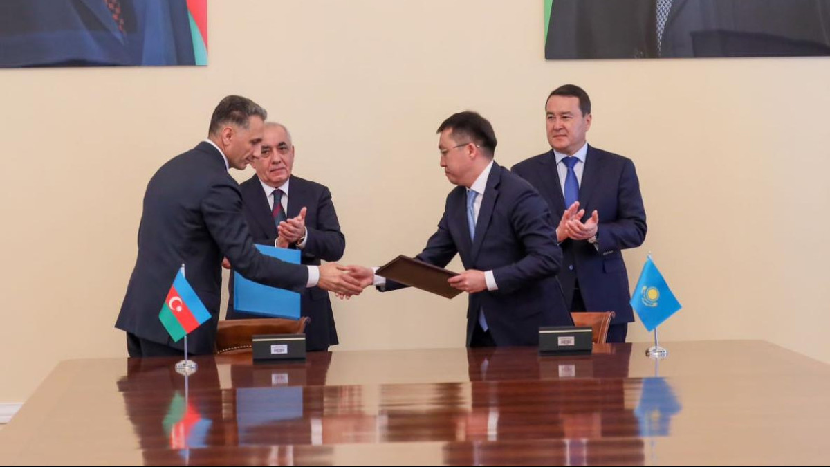 Казахстан и Азербайджан подписали меморандумы по развитию Транскаспийского международного транспортного маршрута