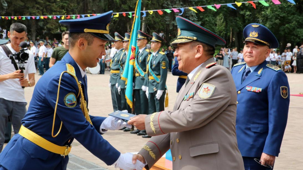 Алматыда Қорғаныс министрлігі әскери жоғары оқу орнының түлектері диплом алды