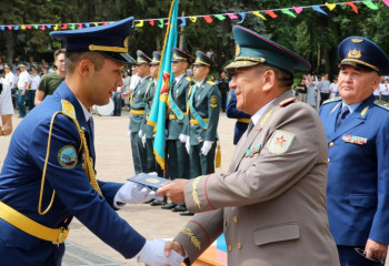 Алматыда Қорғаныс министрлігі әскери жоғары оқу орнының түлектері диплом алды