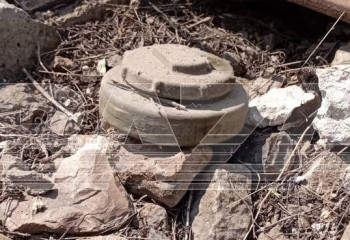 Рабочий обнаружил на путях мину и сам вытащил ее