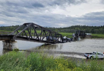 Вагоны с нефтепродуктами упали в реку в США