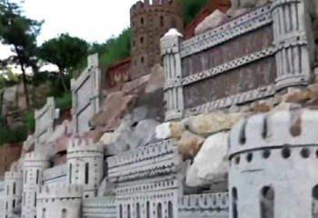 Средневековый город построил на своем участке пенсионер из Петропавловска