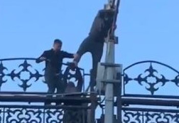 Қарағандылық тұрғындар көпірден секірмек болған ер адамды құтқарып қалды