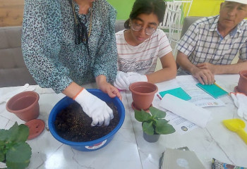 Мүгедектігі бар адамдарға құмыра жасау мен гүл өсіру дағдылары үйретіледі