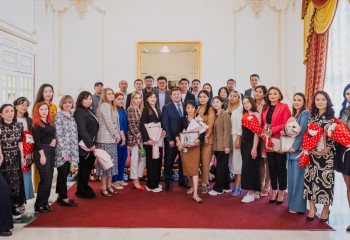 Асхат Оралов вручил статуэтки «Алтын Томирис» журналистам