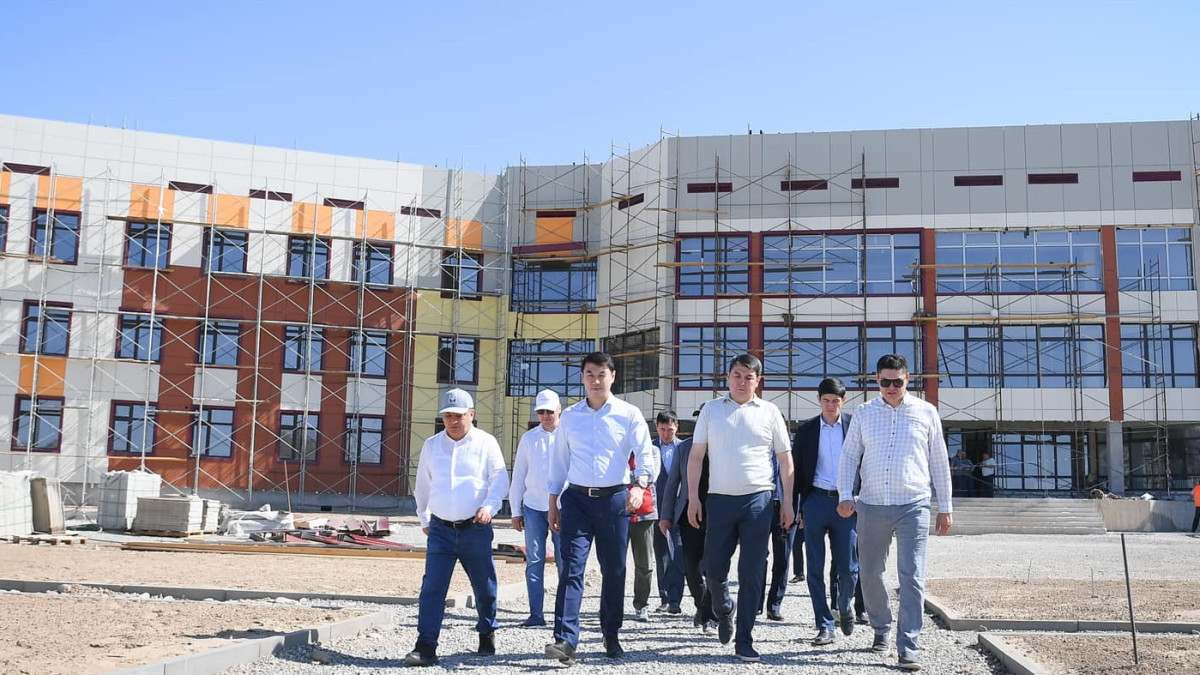 Аким Туркестанской области проверил ход строительства объектов областного центра