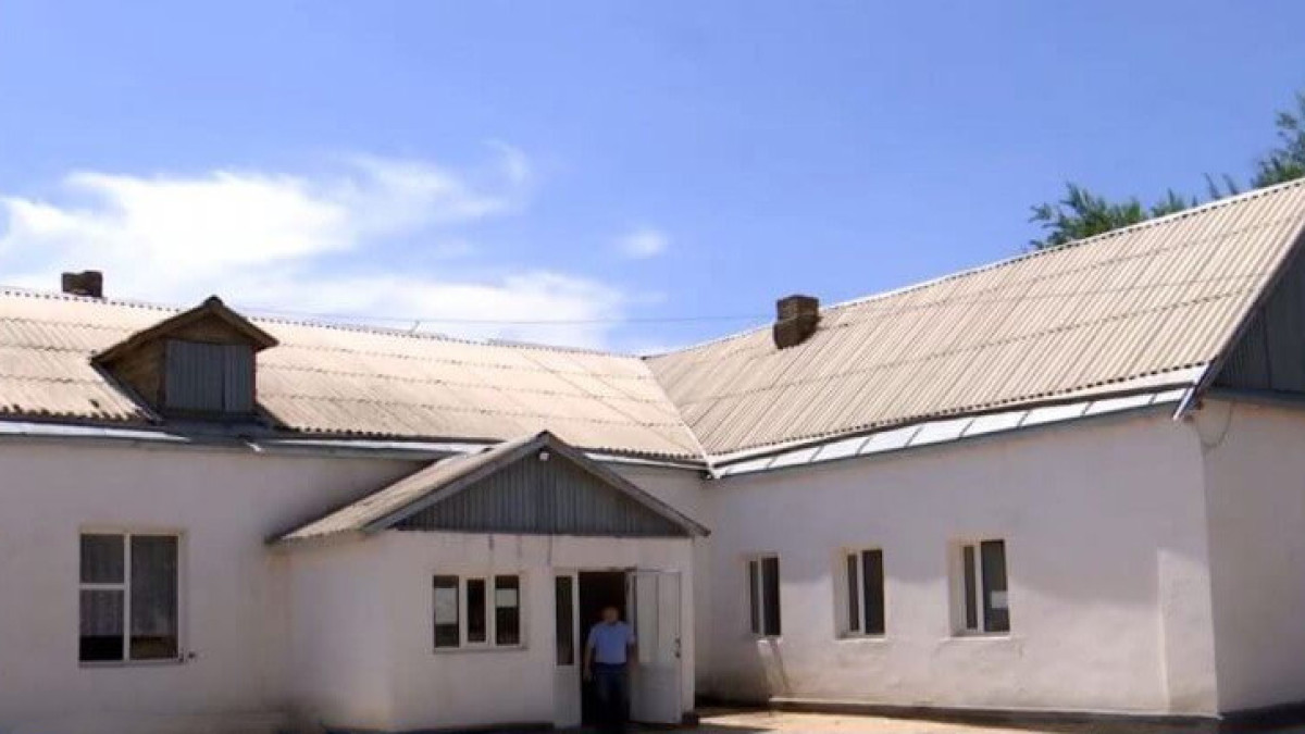 Родители и учителя охраняют школу, чтобы ее не снесли, в Туркестанской области