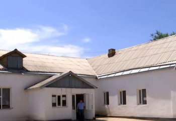 Родители и учителя охраняют школу, чтобы ее не снесли, в Туркестанской области