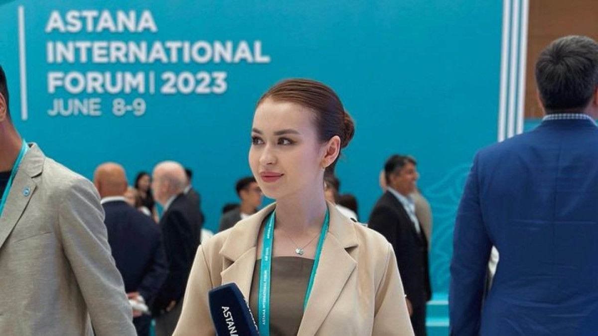 Бұл Дильназ Насекенова. Ол Астанадағы телеарналардың бірінде тілші болып жұмыс істейді