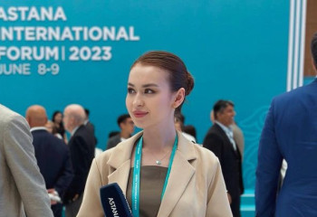 Это Дильназ Насекенова, она работает корреспондентом  на одном из телеканалов в Астане