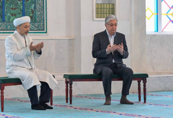 Президент Құрбан айтқа орай Әзірет Сұлтан мешітіне барды