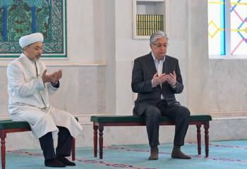 Глава государства посетил мечеть Хазрет Султан