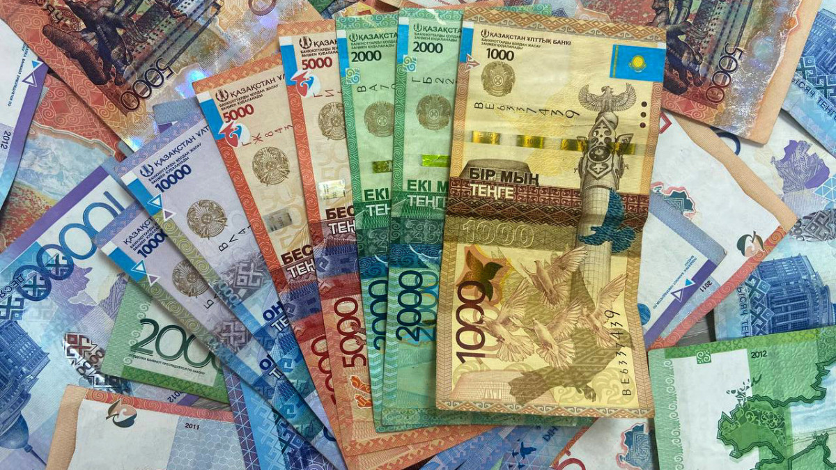 Российские деньги на казахстанские