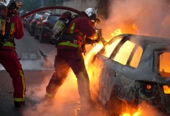 Беспорядки во Франции после убийства подростка полицейскими не стихают. Более 150 человек арестованы