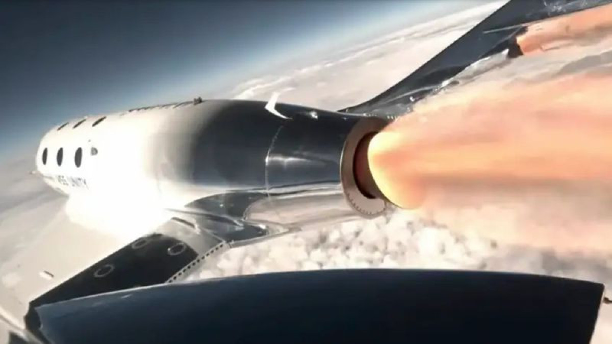 Virgin Galactic совершила первый коммерческий рейс в космос
