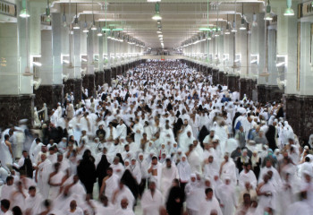 Thousands suffer heat stress on hajj pilgrimage as temperatures reach 48C