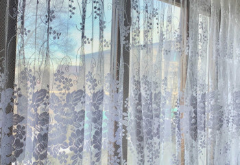 Трехлетняя девочка выпала из окна 17-го этажа в Астане