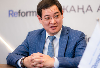 «Продажа» прав, ужасные дороги и воровство в образовании. Какие проблемы поднимал депутат Куспеков