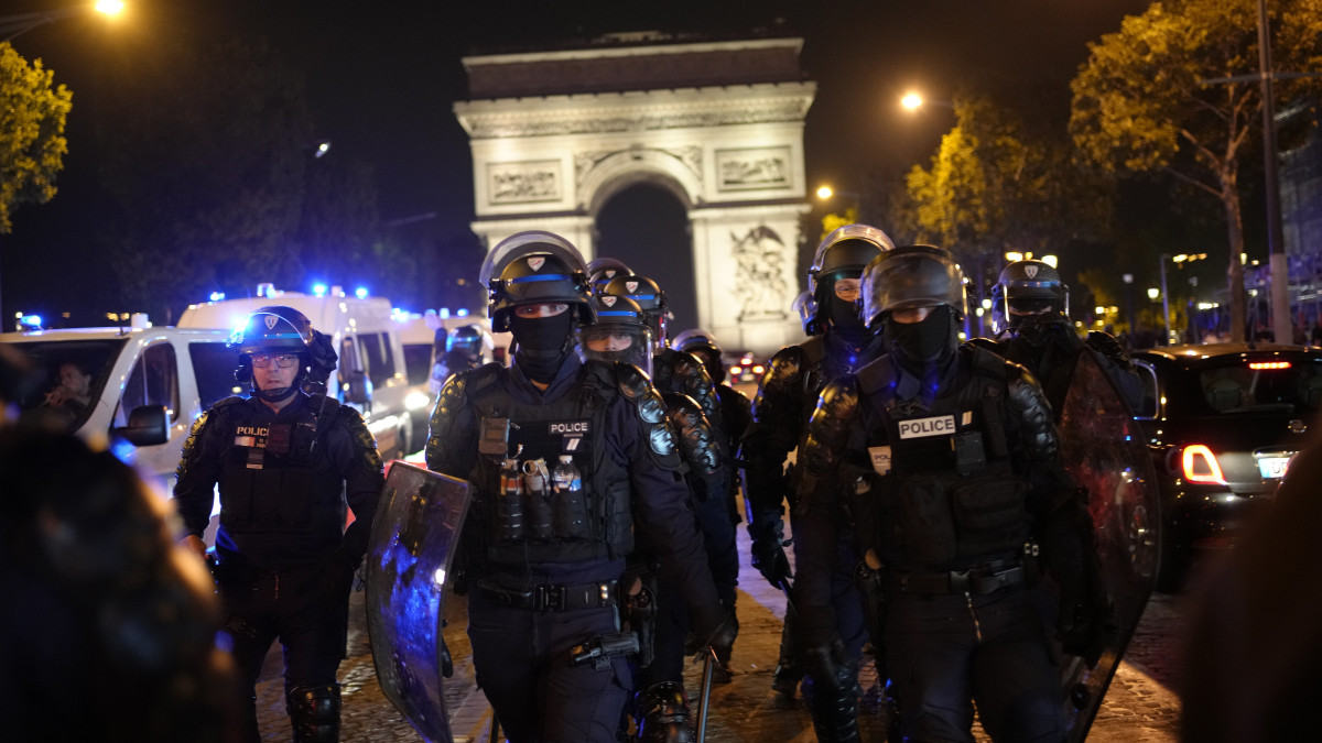  ©AP/Christophe ENA 