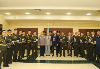 Госнаграды вручили участникам ликвидации лесного пожара в области Абай