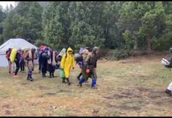 Упавшего с вершины горы туриста ищут спасатели в Туркестанской области