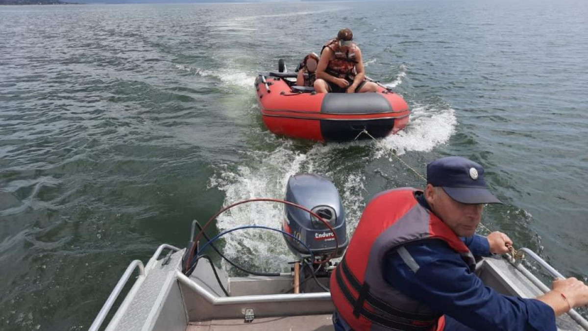 Потерявшимся на лодке отдыхающим пришли на помощь спасатели