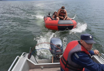 Потерявшимся на лодке отдыхающим пришли на помощь спасатели