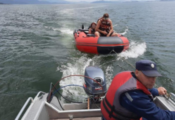 Бұқтырма су қоймасында қайықпен жағаға шыға алмай қалған адам құтқарылды