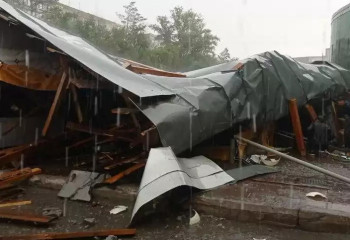 Крыша торгового дома обрушилась в Павлодаре