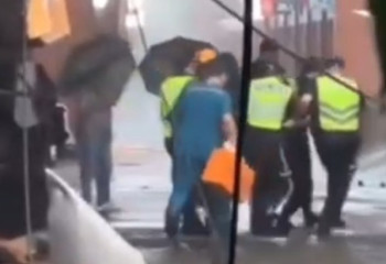 Спасать оставшихся под завалами людей помогали полицейские в Павлодаре