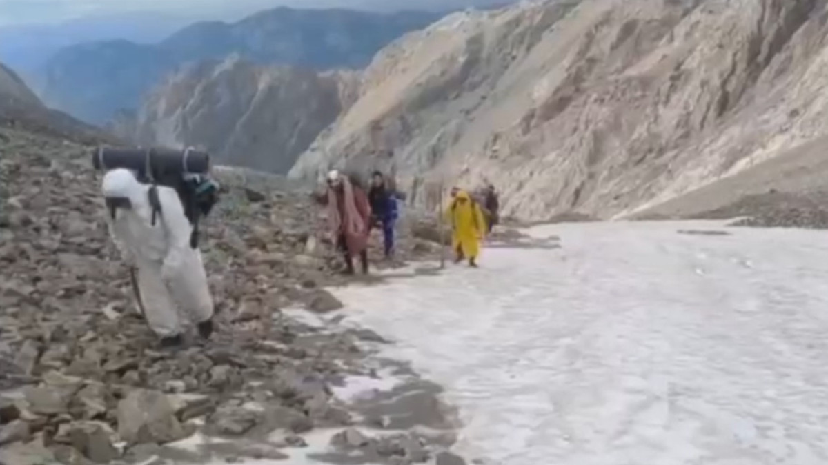 Поиски упавшего с горы туриста – спасатели показали видео поисковых работ