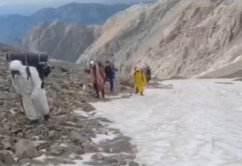 Поиски упавшего с горы туриста – спасатели показали видео поисковых работ