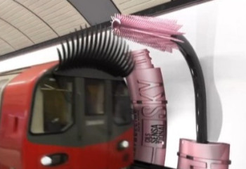 Огромные ресницы приклеили к поездам и автобусам