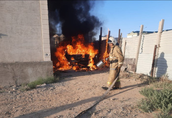 Ақтауда жеңіл көлік отқа оранды