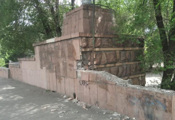 Акимат Алматы: гранитные плиты на мосту по Сейфуллина изымаются для очистки, целые камни будут возвращены